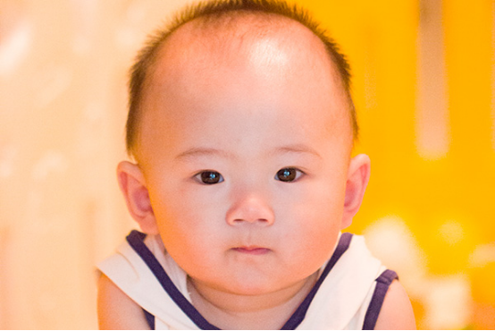 宝宝大便酸臭味与肠炎有关，肠炎是宝宝容易得的一种疾病，是肠子受到细菌感染所致，在宝宝患有肠炎疾病的期间，就容易会出现大便酸臭味的现象。