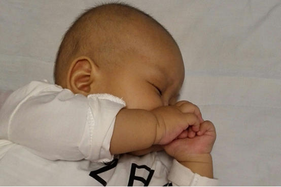 宝宝睡觉打鼾与疾病有关，像宝宝感冒的时候，受病情的影响就容易在睡觉的时候出现呼吸不畅的现象，进而也就会导致宝宝睡觉打鼾。