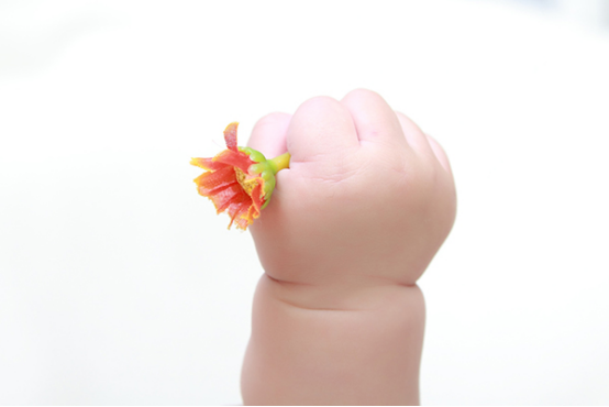 脱臼在恢复之后，疼痛就会停止，活动也会自如，拉伤的情况下即使在采取措施之后，宝宝还会有疼痛现象，而且还会持续一段时间。