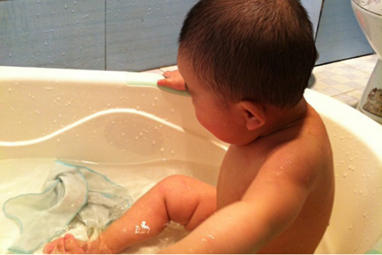 宝宝的洗澡水温度最好控制在三十六度左右，与体温差不多。