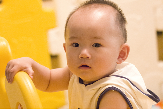 宝宝下眼睑发红，大多是因为前一晚没睡好才出现的。