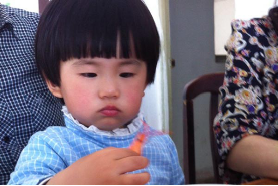 若是眼角发红的同时，有呕吐、咳嗽等症状，那么就可能是结膜下出血，应该引起重视。