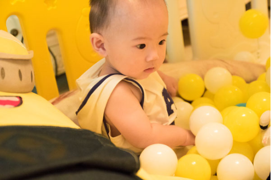 出门的时候，家长最好给宝宝戴上口罩，这样可以避免灰尘、空气刺激皮肤，还可以预防皮肤变干燥。