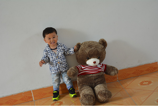 小孩睡觉的时候喜欢踢被子是很多家长比较苦恼的事情，尤其是晚上睡觉一旦没注意，第二天小孩就极容易会受凉感冒，长期下去对于小孩的健康是不利的。