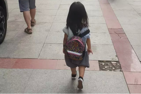 孩子厌学与身体缺钙有关，有些孩子身体存在缺钙的问题，这在一定程度上会造成体内的营养成分水平失衡，一旦失衡就会导致孩子生病，进而就会导致孩子出现厌学的情绪。