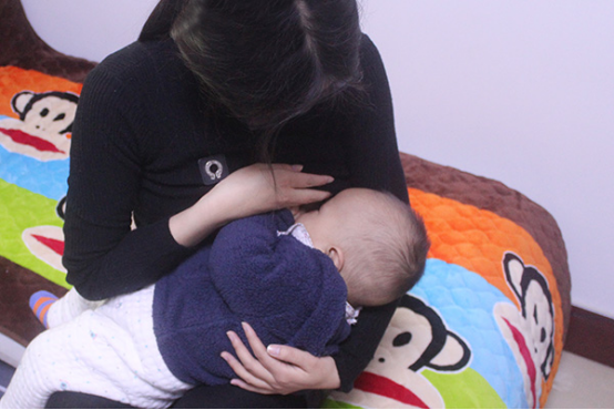 虽然女性都想自己喂奶，但还是看实际情况，母乳不够，或者女性经常不在家的话，混合喂养是最合适的。