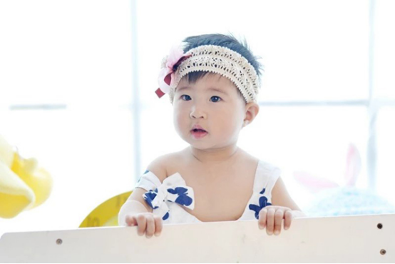 儿童手指脱皮很可能是湿疹造成的，若是手部受到了刺激，或者是接触了一些过敏原，那么就会出现手指脱皮的情况。