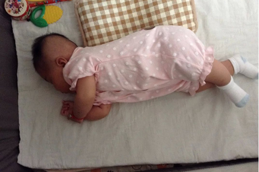 婴儿出生的时候，身体非常柔软，这时候只能横着抱才能避免对婴儿造成伤害。