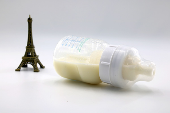 满月宝宝其实就是指出生一个月的宝宝，相比刚出生时，此时的宝宝在各方面是有明显的变化的，这些变化体现在吃奶的量会有所有增加。