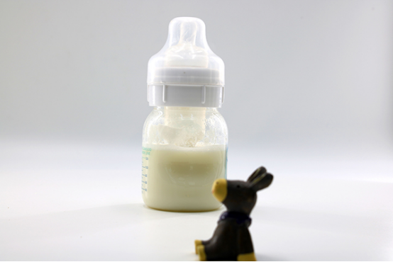 通常来说，满月婴儿吃120毫升是不多的，属于正常的范围内，但是每位宝宝的体质不同，吃奶量也不是固定的，家长要根据宝宝的实际情况喂养。