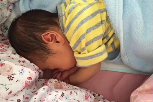 一般来说，乳糖不耐受的宝宝在六个月左右的时候才能好，宝宝乳糖不耐受通常是体内缺乏乳糖酶造成的。