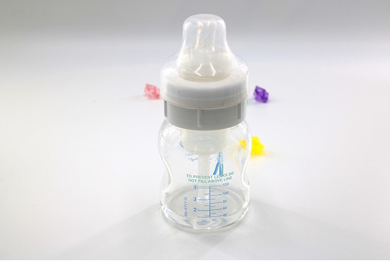 婴幼儿使用的奶瓶都是有时间限制的，通常三个月左右就要更换，奶瓶食用的时间过长，清洗不到位，会有许多细菌残留，同时奶嘴也会变硬，不利于宝宝喝奶。