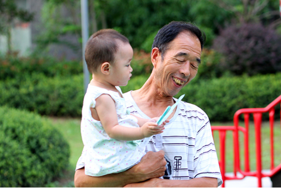 随着社会的发展，在带宝宝这方面就会越来越仔细，很多家长会发现自己三个月大的宝宝在竖着抱的时候就会非常的开心，而采取横着抱的方式就会出现哭闹的现象。