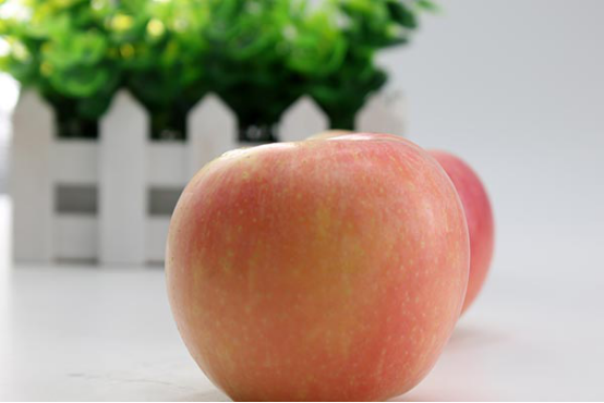 家长可以加苹果削皮切成小碎丁，然后放在锅上蒸十分钟左右，用勺子或者筷子将苹果捣烂，喂给宝宝吃。