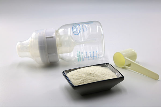 长时间用母乳喂养宝宝，让宝宝产生了依赖性，随着宝宝逐渐长大，部分家长开始考虑更换喂养的方式，采用奶粉喂养。