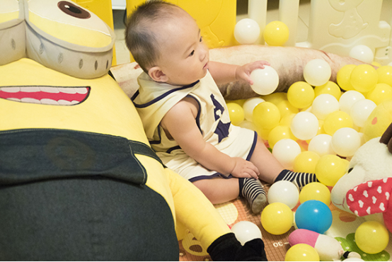 宝宝正处于长身体的关键期，充分睡眠才能满足生长需要。经常晚睡，生长的速度就会变慢，可能身高就会比同龄人低。