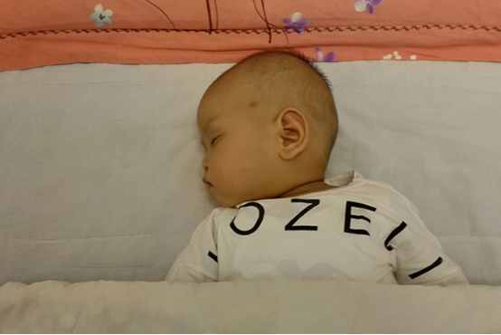 在婴儿时期，对宝宝最重要的就是吃饭和睡觉。用母乳喂养的话，抵抗力和免疫力就很强，发育速度也更快一些。