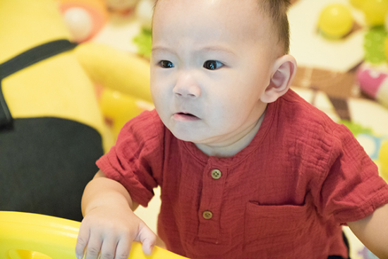 很多爸爸妈妈忙于自己的工作就会忽视和宝宝的交流，长期以往，宝宝的语言能力得不到很好的发展，就会出现迟迟不说话的现象。