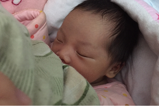 新生儿也会像大人那样，吃饱之后会打嗝。