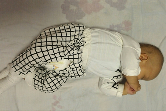 孩子出生后，身体机能没有发育完全，抵抗力较弱，很容易受到细菌、病毒的威胁。正常孩子的大便是黄色成型的，但是有些家长给宝宝排便时发现是黄稀屎。