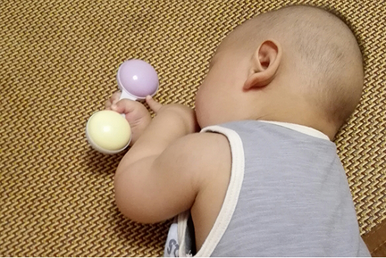 大部分的新生儿出生后都会采用母乳喂养的方式，母乳中含有丰富的dha，能够促进宝宝的智力发育。