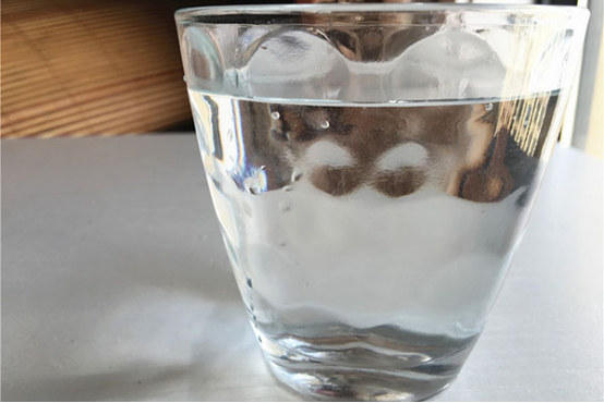 大部分的新生儿都是用母乳喂养的，母乳中也含有大量的水分，但是部分家长担心宝宝每天的饮水量不够，容易造成便秘的症状，因此会给宝宝喝白开水。