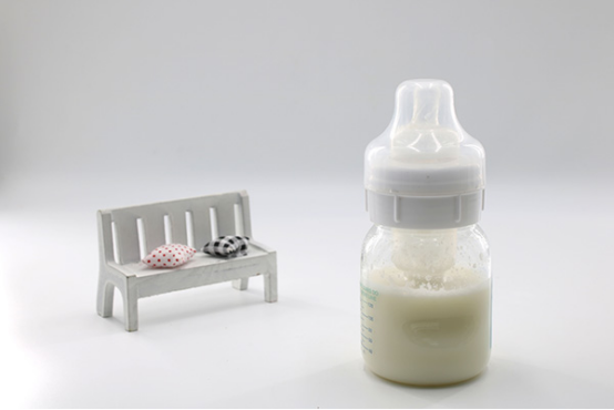 喂奶很辛苦，尤其半夜喂奶，会让很多女性在白天出现精神不济的情况。宝宝喜欢在夜里喝奶，不仅是因为饿，也因为没养成睡一整夜的习惯。大多数宝宝在六个月