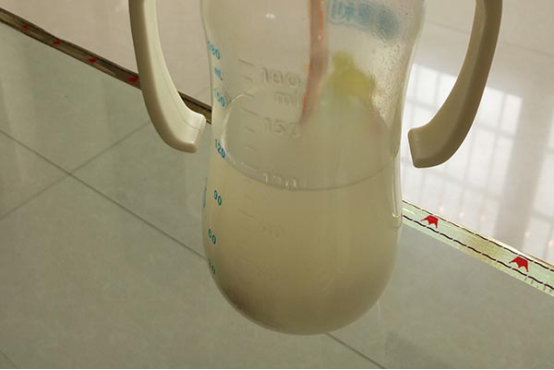 妈妈虽然都知道宝宝出生后要喂奶，但是却不知道标准的量是多少，经常会喂少了或者是多了，导致要么喝不完，要么喝不饱。