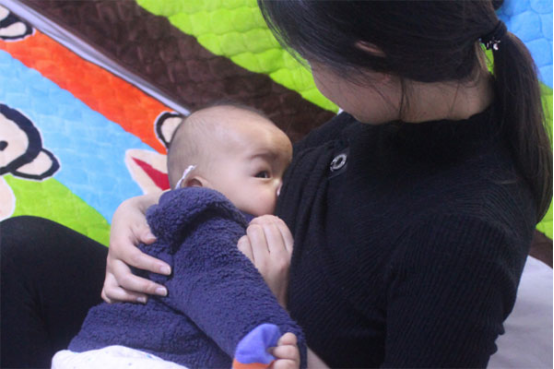 新生儿频繁吃奶是由饥饿引起的，有些母亲乳汁分泌不足，不能满足宝宝的需求量，所以宝宝一直处于饥饿的状态，甚至会影响宝宝的睡眠。