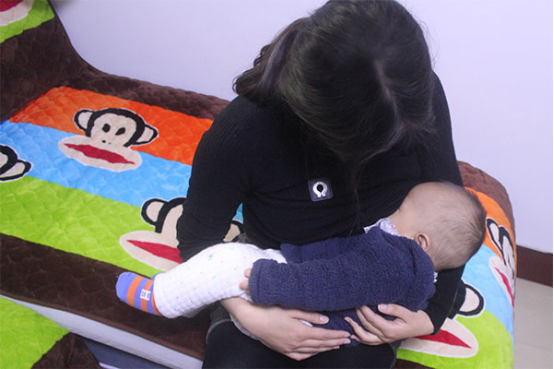 有些新生儿在吃奶的时候，吃得过快，体内会吸入大量的气体，家长不及时帮助排气，宝宝就会出现打嗝的现象。