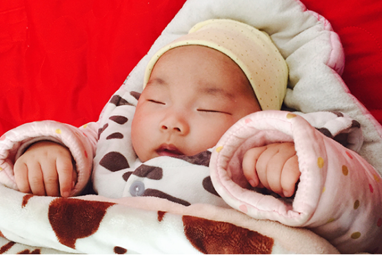 新生儿身体的器官还没有发育完全，受到外界环境的刺激时，会有不舒服的现象。