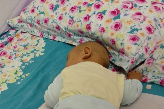 在生活中，许多人谈起宝宝第一印象就是睡觉，觉得新生儿就是吃了睡，睡了吃，其实这样的说话太笼统了。