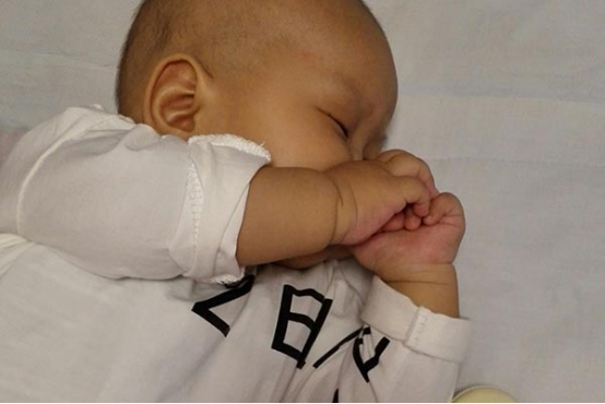 日常生活中，宝宝吃手是一种常见的现象，但很多的爸爸妈妈会觉得手不卫生，为了阻止宝宝吃手，甚至是将宝宝的双手放进襁褓里面，避免宝宝吃手现象的产生。