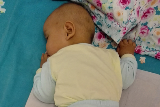 随着成长，婴儿的四肢会变得越来越灵活，在两三个月的时候，有些婴儿会有吃手的现象，对于这种现象有些家长认为应该阻止，有些家长认为应该顺气自然。