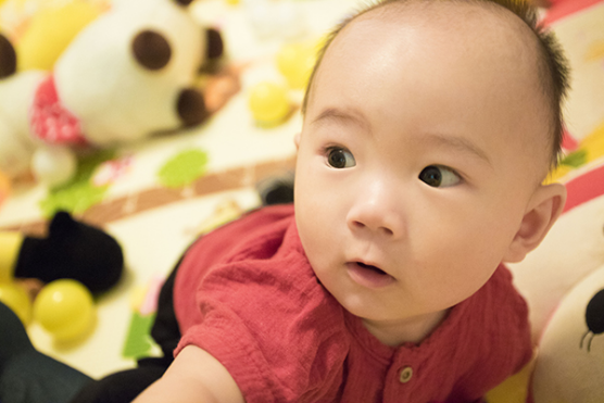 婴儿完全喝母乳时，大便只有酸味，没有臭味，母乳里面的蛋白质含量很低，蛋白质分解后才会产生臭味。