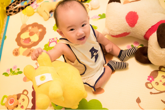 众所周知，想要知道婴儿健不健康可以从观察大便来进行判断，正常情况下，婴儿的大便是黄色的，比较稀薄。