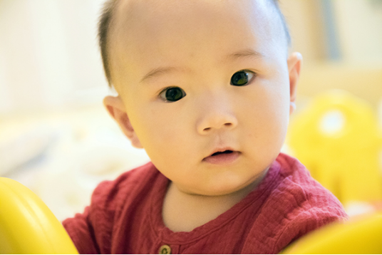 婴儿出现大小脸的时候，将宝宝的脸转向脸大的那一边，即宝宝平时侧睡的相反方向，经过一段时间后，大小脸的现象就会有明显的改善。