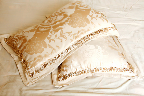 大人睡觉都喜欢枕枕头，很多人白天脖子都很累，枕头能将脖子托起来，就能减少压力，让颈椎更加放松。