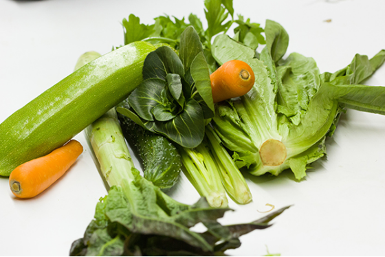 婴儿不能一直喝奶来获得营养，月龄越大，需要的营养就越多，喝奶是完全不够的。