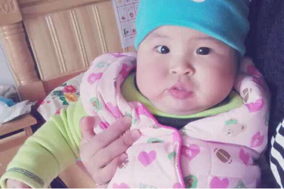 刚出生的婴儿非常需要呵护，所以父母会比较细心的陪伴在身旁，在照顾的时候，会细致的观察宝宝身体的变化。