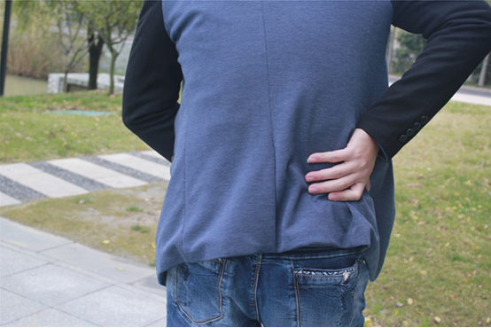 尿毒症早期，患者会有血压升高的症状，经常会出现头痛或者头晕的现象，视力也会下降，看东西时比较模糊。