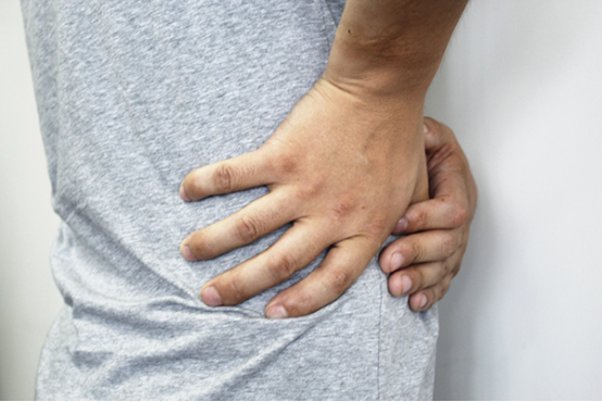 泌尿系统受到细菌、病毒的感染后,身体会有强烈的不适,排尿异常,会牵涉到肾脏,从而使右肾疼痛明显。 泌尿系统受到细菌、病毒的感染后,身体会有强烈的不适,排尿异常,会牵涉到肾脏,从而使右肾疼痛明显。