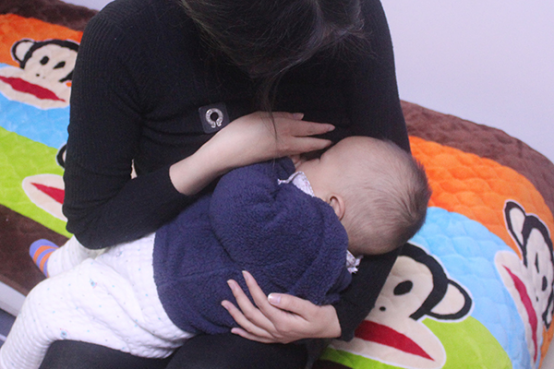 在哺乳期，做好乳房清洁和护理，是十分重要的。不只是为了降低婴儿被感染的概率，也是为了降低女性患乳腺炎的概率。