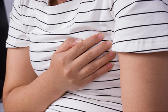 乳腺炎作为女性高发的乳腺疾病，是由感染了致病菌引发的乳腺疾病。乳腺炎根据病情发展程度分为急性乳腺炎和慢性乳腺炎两种。