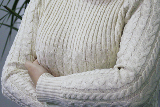 女性出现乳房疼痛，是很常见的，可能是内衣的尺寸不合适引起的生理性疼痛。