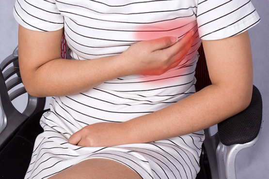 女性都应该养成检查乳房的习惯，自检能够尽早发现结节和肿块，就能及时治疗，让结节和肿块不再继续变大。