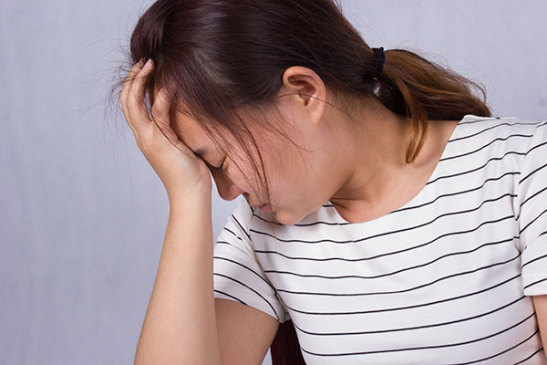 乳腺炎不仅会带来乳房不适，也会引起全身症状。在炎症的急性期，可能会让女性发高烧，还会打冷战，身体乏力，头部昏沉，还可能引起脉搏加快的情况。