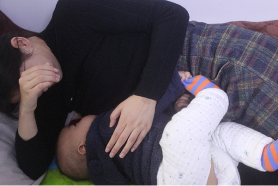 在哺乳期，乳汁分泌旺盛，乳腺管比较狭窄，就会导致堵奶或涨奶，这两种情况没有及时解决的话，就会引起乳腺炎。