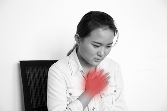 心慌其实也很简单，有可能是心脏部位出现了疾病的征兆，当人们患上一些心脏病的时候，就会有心慌的感觉，同时还会伴随有头晕、身体出汗等的问题。