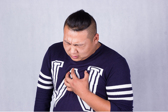 平时熬夜工作和学习的人，长时间得不到休息，就容易引起心悸的症状，患者会有心口疼痛的症状，心脏跳动异常。